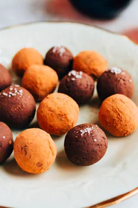 https://image.sistacafe.com/w200/images/uploads/content_image/image/287741/1485235678-Chocolate-Avocado-Truffles.jpg