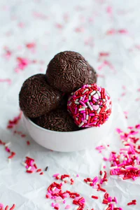 https://image.sistacafe.com/w200/images/uploads/content_image/image/287751/1485236020-Brazilian-Chocolate-Truffles.jpg