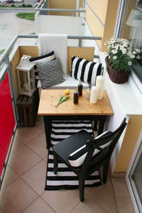 https://image.sistacafe.com/w200/images/uploads/content_image/image/290023/1485490866-53-Mindblowingly-Beautiful-Balcony-Decorating-Ideas-to-Start-Right-Away-homesthetics.net-decor-ideas-7.jpg