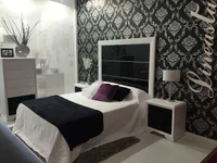https://image.sistacafe.com/w200/images/uploads/content_image/image/293034/1485930425-Black-and-white-bed-with-a-glossy-dramatic-headboard.jpg