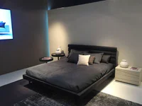 https://image.sistacafe.com/w200/images/uploads/content_image/image/293052/1485930985-Exquisite-modern-bedroom-with-bed-in-black-and-a-comfy-headboard.jpg
