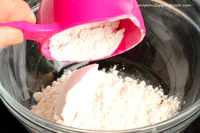 https://image.sistacafe.com/w200/images/uploads/content_image/image/294251/1486098947-1-add-flour-to-bowl.jpg