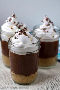 https://image.sistacafe.com/w200/images/uploads/content_image/image/29465/1440493078-Chocolate-Pudding-Pies-In-a-Jar3WM.jpg