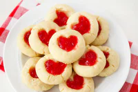 https://image.sistacafe.com/w200/images/uploads/content_image/image/295570/1486349614-gummy_bear_heart_cookies_7.jpg