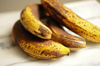 https://image.sistacafe.com/w200/images/uploads/content_image/image/299029/1486792549-What-happens-in-your-body-if-you-eat-ripening-bananas.jpg