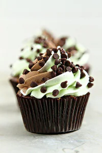 https://image.sistacafe.com/w200/images/uploads/content_image/image/301961/1487225386-Mint-Chocolate-Chip-Cupcakes.jpg
