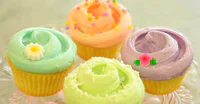https://image.sistacafe.com/w200/images/uploads/content_image/image/301963/1487225453-Magnolia-Bakery-Vanilla-Cupcakes.jpg