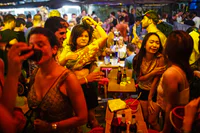 https://image.sistacafe.com/w200/images/uploads/content_image/image/303032/1487328202-thailand_bangkok_banglamphu_night_nightlife_tourism_khao_san_road_khaosan_bar_street_party_dance_dancing_tourists_young.jpg