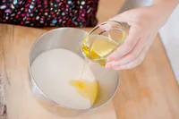 https://image.sistacafe.com/w200/images/uploads/content_image/image/307427/1487917585-DIY-Lemon-Sugar-Body-Scrub-04.jpg