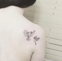 https://image.sistacafe.com/w200/images/uploads/content_image/image/308352/1488123761-back-shoulder-birds-tattoo.jpg