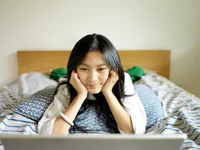 https://image.sistacafe.com/w200/images/uploads/content_image/image/31440/1441095667-eightfish-young-chinese-woman-watches-a-movie-on-her-laptop-sprawled-on-a-bed_i-G-40-4041-469LF00Z1.jpg