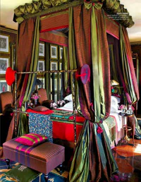 https://image.sistacafe.com/w200/images/uploads/content_image/image/315752/1489302739-A-colorful-explosion-within-a-four-poster-bed-.jpeg