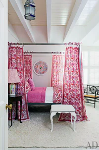 https://image.sistacafe.com/w200/images/uploads/content_image/image/315755/1489302859-Boho-pink-four-poster-bed-as-the-centerpiece-of-the-room-.jpeg
