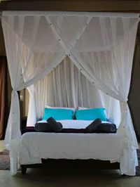 https://image.sistacafe.com/w200/images/uploads/content_image/image/315759/1489302998-Four-poster-bed-with-white-canopy-curtains-and-turquoise-pillows.jpeg