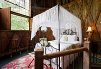 https://image.sistacafe.com/w200/images/uploads/content_image/image/315764/1489303103-Precious-four-poster-bed-defying-the-laws-of-rustic-decor-.jpeg