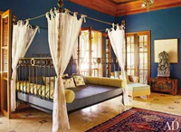https://image.sistacafe.com/w200/images/uploads/content_image/image/315769/1489303273-Metallic-four-poster-bed-in-a-bohemian-bedroom.jpeg
