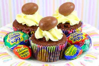 https://image.sistacafe.com/w200/images/uploads/content_image/image/316296/1489385804-Cadbury-Creme-Egg-Cupcakes.jpg