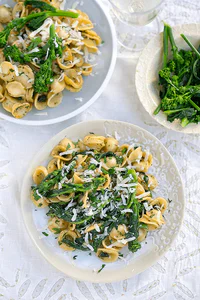 https://image.sistacafe.com/w200/images/uploads/content_image/image/317306/1489477770-Spring-Pasta-Sprouting-Broccoli-Black-Garlic.png