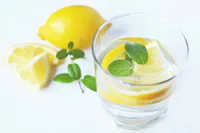 https://image.sistacafe.com/w200/images/uploads/content_image/image/322453/1490340523-water-drink-fresh-lemons.jpg