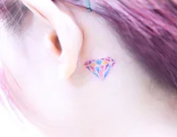https://image.sistacafe.com/w200/images/uploads/content_image/image/325898/1490762562-large_diamond-tattoo-behind-ear.jpg