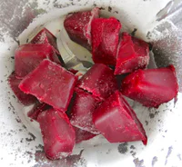 https://image.sistacafe.com/w200/images/uploads/content_image/image/326807/1490855311-10-Seedless-Raspberry-Ice-Cubes-in-TM-bowl.jpg