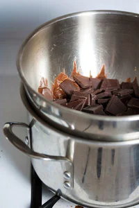 https://image.sistacafe.com/w200/images/uploads/content_image/image/328495/1491149808-double-boiler-with-chocolate.jpg