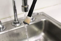 https://image.sistacafe.com/w200/images/uploads/content_image/image/331240/1491531277-how-to-clean-makeup-brushes-step-1.jpg