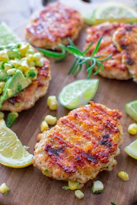 https://image.sistacafe.com/w200/images/uploads/content_image/image/331546/1491553695-chicken-burgers-with-Avocado-Corn-Salsa-4.jpg