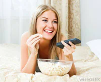 https://image.sistacafe.com/w200/images/uploads/content_image/image/33610/1441686836-woman-eating-popcorn-in-bed.jpg