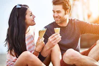 https://image.sistacafe.com/w200/images/uploads/content_image/image/33707/1441701792-couple-amusement-park-eating-ice-cream-and-laughing.jpg