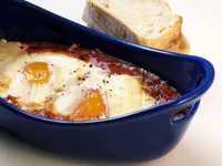 https://image.sistacafe.com/w200/images/uploads/content_image/image/337522/1492410454-Baked-Eggs-Moroccan-Spiced-Tomato-Sauce.jpg
