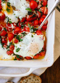 https://image.sistacafe.com/w200/images/uploads/content_image/image/337540/1492411148-Baked-Eggs-Bed-Cherry-Tomatoes.jpg