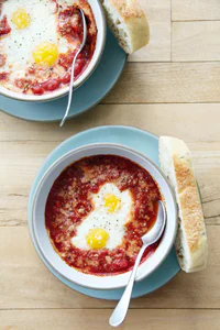 https://image.sistacafe.com/w200/images/uploads/content_image/image/337544/1492411291-3c482845_Baked-Eggs-With-Tomatoes-and-Pancetta.jpg