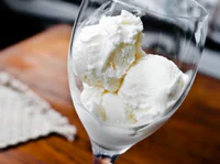 https://image.sistacafe.com/w200/images/uploads/content_image/image/3376/1431407467-20110916-170524-white-wine-frozen-yogurt.jpg