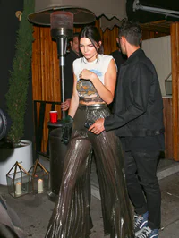 https://image.sistacafe.com/w200/images/uploads/content_image/image/338092/1493010321-980x1306-m-gallery-26016-kendall-jenner-west-hollywood-crop-top-flared-trousers-june-2016-xposure-gallery-jpg.jpg