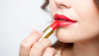 https://image.sistacafe.com/w200/images/uploads/content_image/image/339526/1492582816-youre-applying-lipstick-over-chapped-lips.jpg
