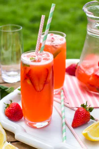 https://image.sistacafe.com/w200/images/uploads/content_image/image/341767/1492765471-Spiked-strawberry-basil-lemonade-7.jpg