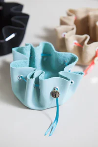 https://image.sistacafe.com/w200/images/uploads/content_image/image/341824/1492769324-SomethingTurquoise-DIY-no-sew-jewelry-pouch_0020.jpg