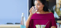 https://image.sistacafe.com/w200/images/uploads/content_image/image/341993/1492821921-Do-You-Drink-Water-Immediately-Before-Or-After-A-Meal-1.jpg