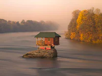 https://image.sistacafe.com/w200/images/uploads/content_image/image/342281/1492872247-River-House-Serbia-1.jpg