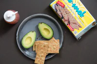 https://image.sistacafe.com/w200/images/uploads/content_image/image/342595/1492925343-avocado-snack-with-crackers-and-chili-paste-2-1024x683.jpg