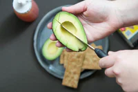 https://image.sistacafe.com/w200/images/uploads/content_image/image/342596/1492925396-avocado-snack-with-crackers-and-chili-paste-3-1024x683.jpg