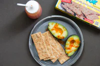 https://image.sistacafe.com/w200/images/uploads/content_image/image/342601/1492925538-avocado-snack-with-crackers-and-chili-paste-5-1024x683.jpg