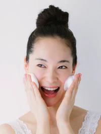 https://image.sistacafe.com/w200/images/uploads/content_image/image/343667/1493009518-54eeb50b92fcc_-_sev-young-woman-washing-face-foam-s2.jpg
