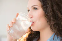 https://image.sistacafe.com/w200/images/uploads/content_image/image/345852/1493210064-benefits-of-drinking-water.png