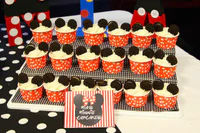https://image.sistacafe.com/w200/images/uploads/content_image/image/347201/1493451445-Mini-Oreo-Mickey-Ears-Cupcakes_MLC-Event-Planning.jpg