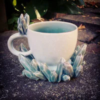 https://image.sistacafe.com/w200/images/uploads/content_image/image/347733/1493600966-crystal-coffee-cups-silver-lining-ceramics-katie-marks-45-5901d8dd9913f__700.jpg