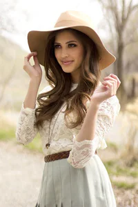 https://image.sistacafe.com/w200/images/uploads/content_image/image/3505/1431495431-stylish-white-hat-for-women.jpg