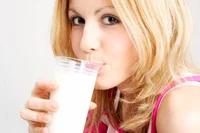 https://image.sistacafe.com/w200/images/uploads/content_image/image/35210/1441945675-lady-drinking-milk-500x332.jpeg