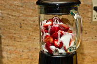 https://image.sistacafe.com/w200/images/uploads/content_image/image/353207/1494425218-Strawberry-Frozen-Yogurt-1.jpg